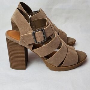 Universal thread chunky heel Sandals size 9.5